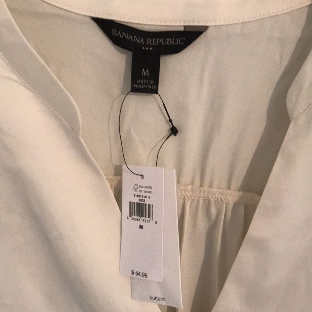 ๐HP x2๐NWT! Banana Republic Womenโs v-neck off white blouse - silky look - Picture 2 of 6